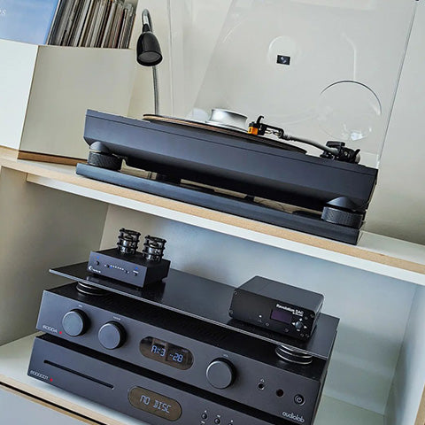 Uw platenspeler aansluiten